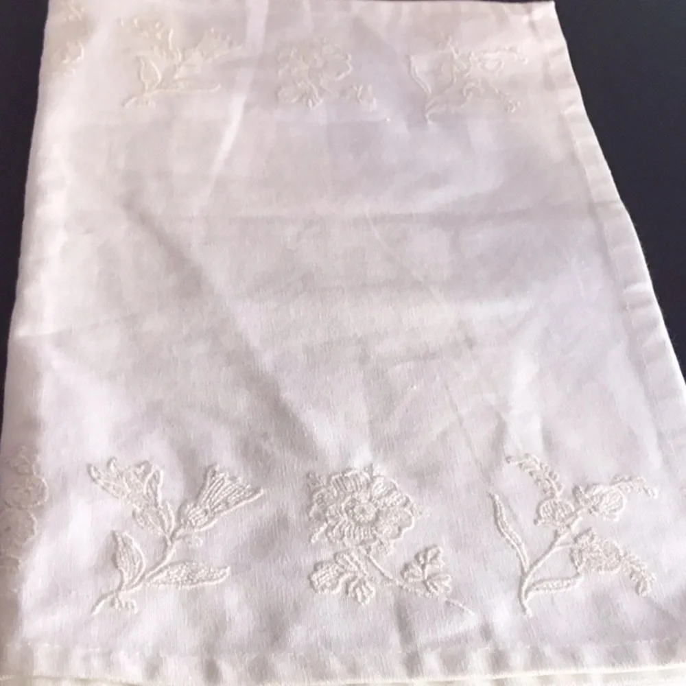 NWT IKEA Alvin Blomma 2 White Floral Placemat
